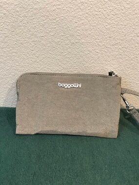 Baggallini Gray Wristlet